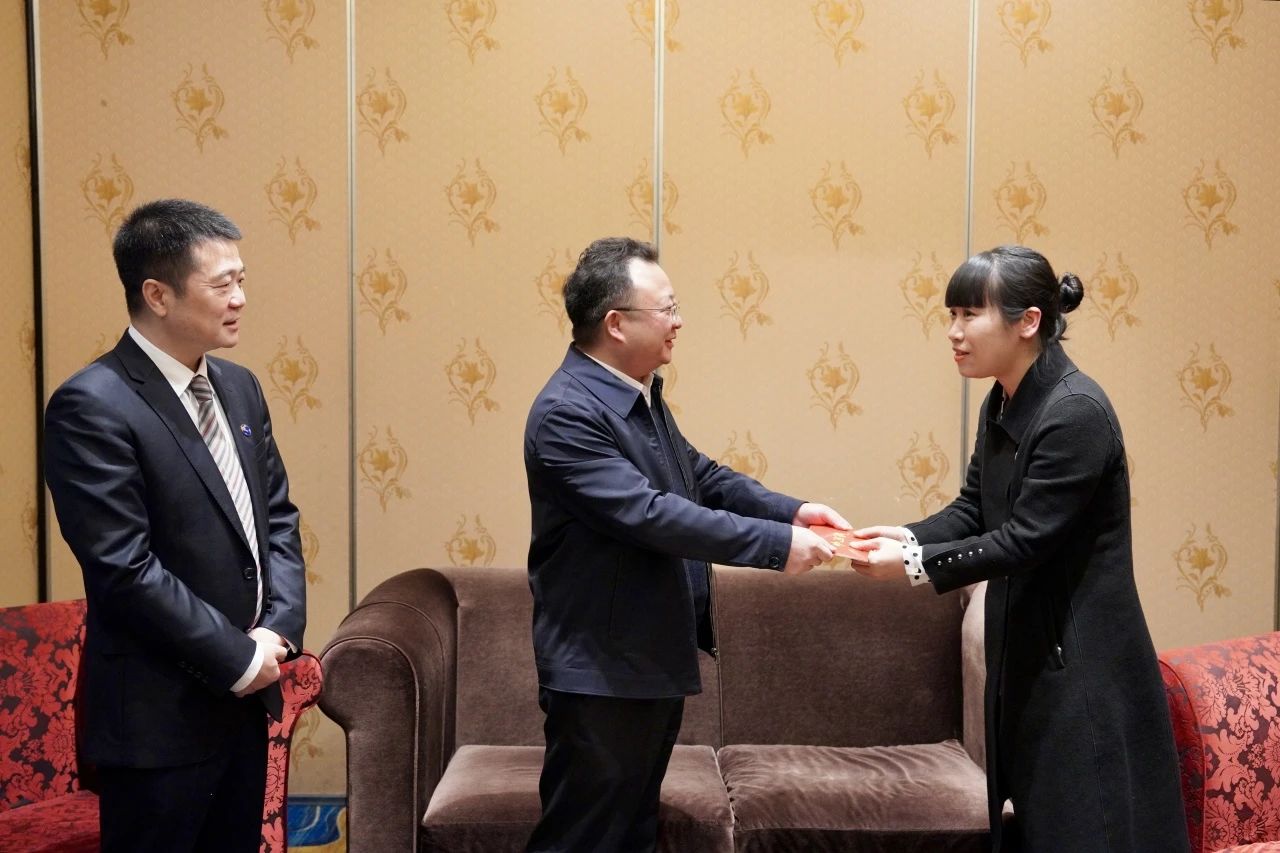 尊龙集团官网委党委委员、副主任何政一行走访慰问省尊龙集团官网集团生涯难题党员