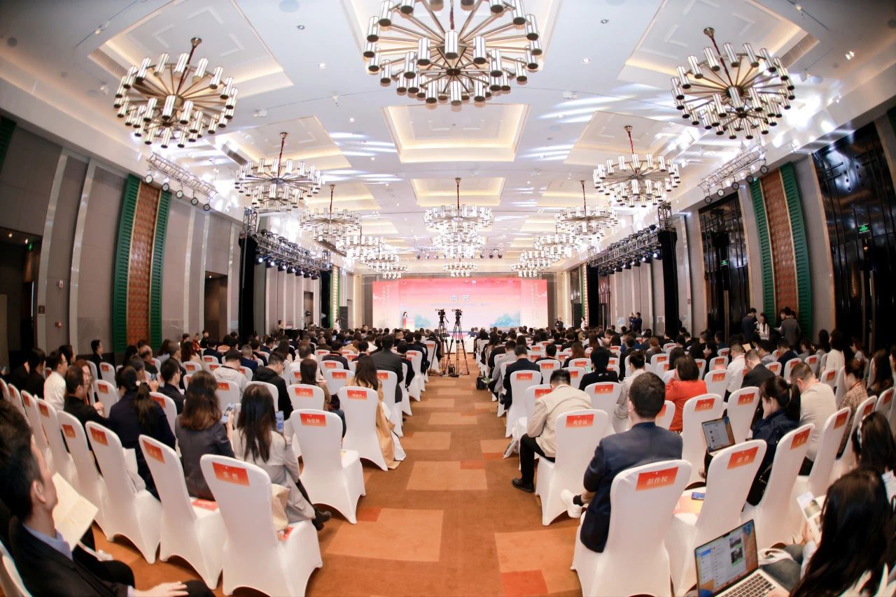 川渝文化游览企业同盟、四川省文化游览企业同盟2023年会在蓉开幕 游勇主持活动开幕式