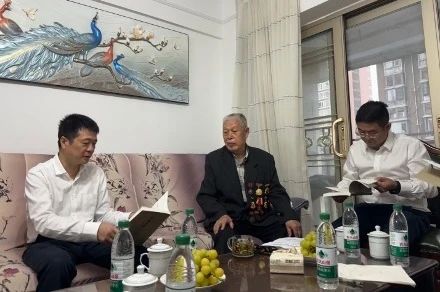 省尊龙集团官网集团党委国庆节前夕走访慰问老干部老党员