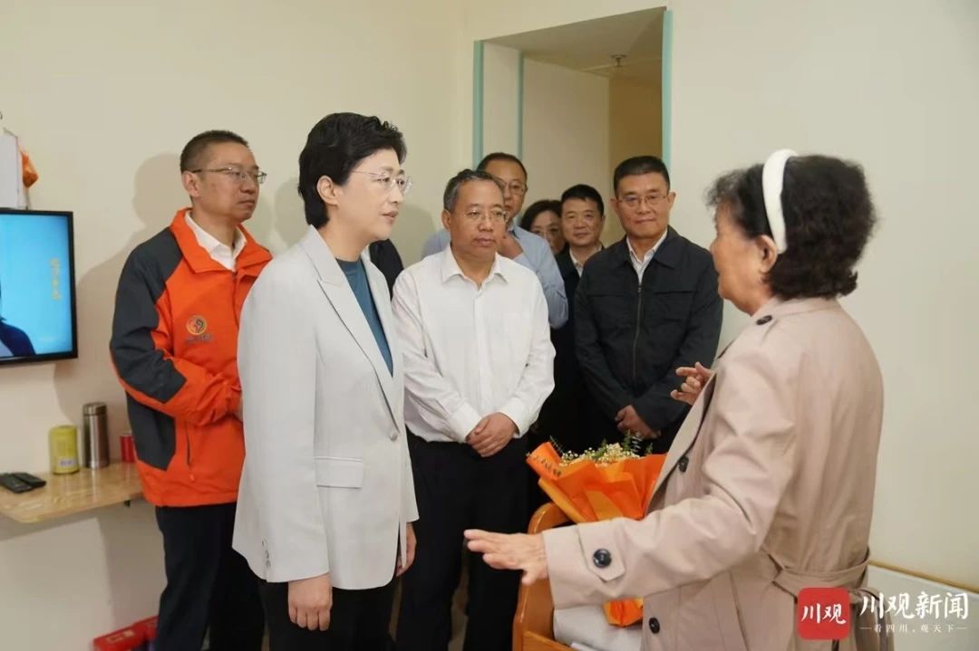 施幼琳到少城街路社区养老服务中心慰问老人和为老服务工作者