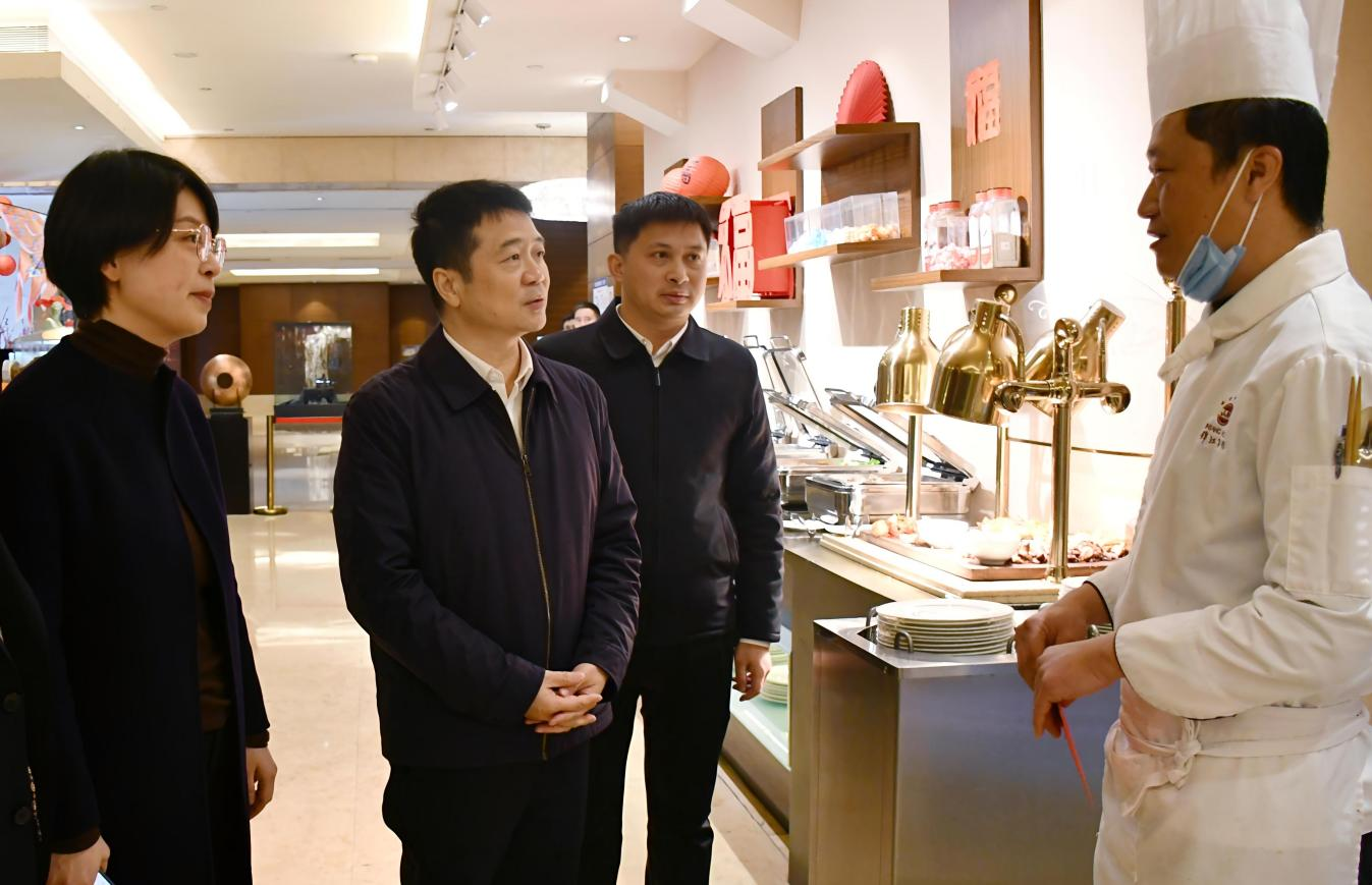 省尊龙集团官网集团辅导率队发展春节前走访慰问