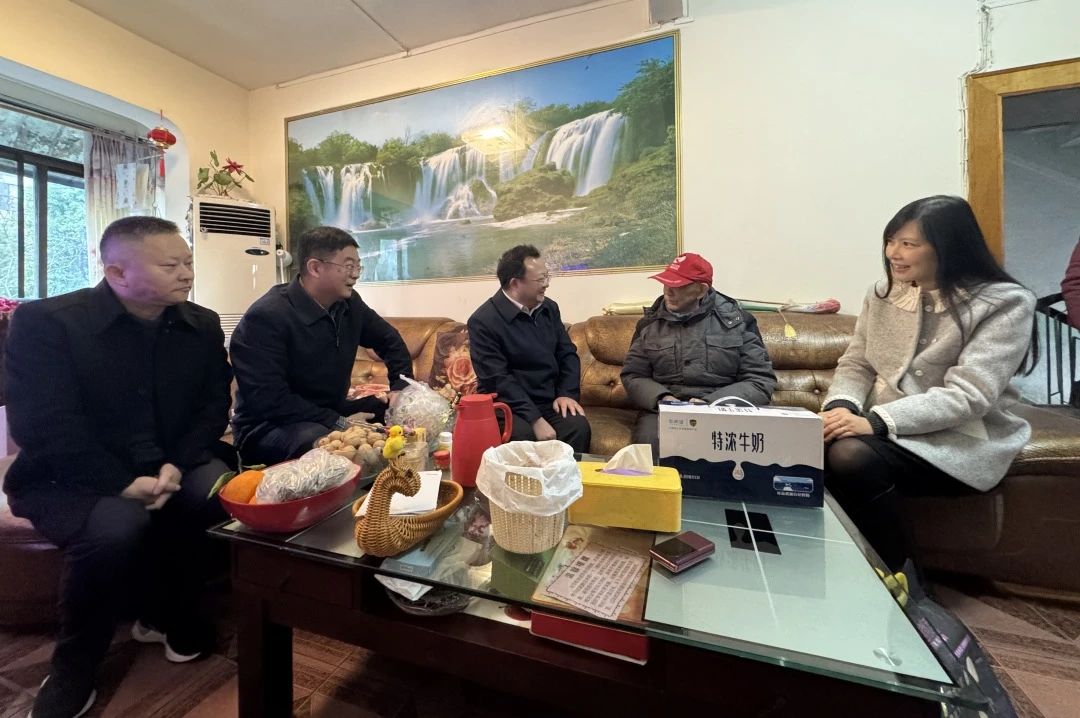 尊龙集团官网委党委委员、副主任何政走访慰问省尊龙集团官网集团老党员、老干部