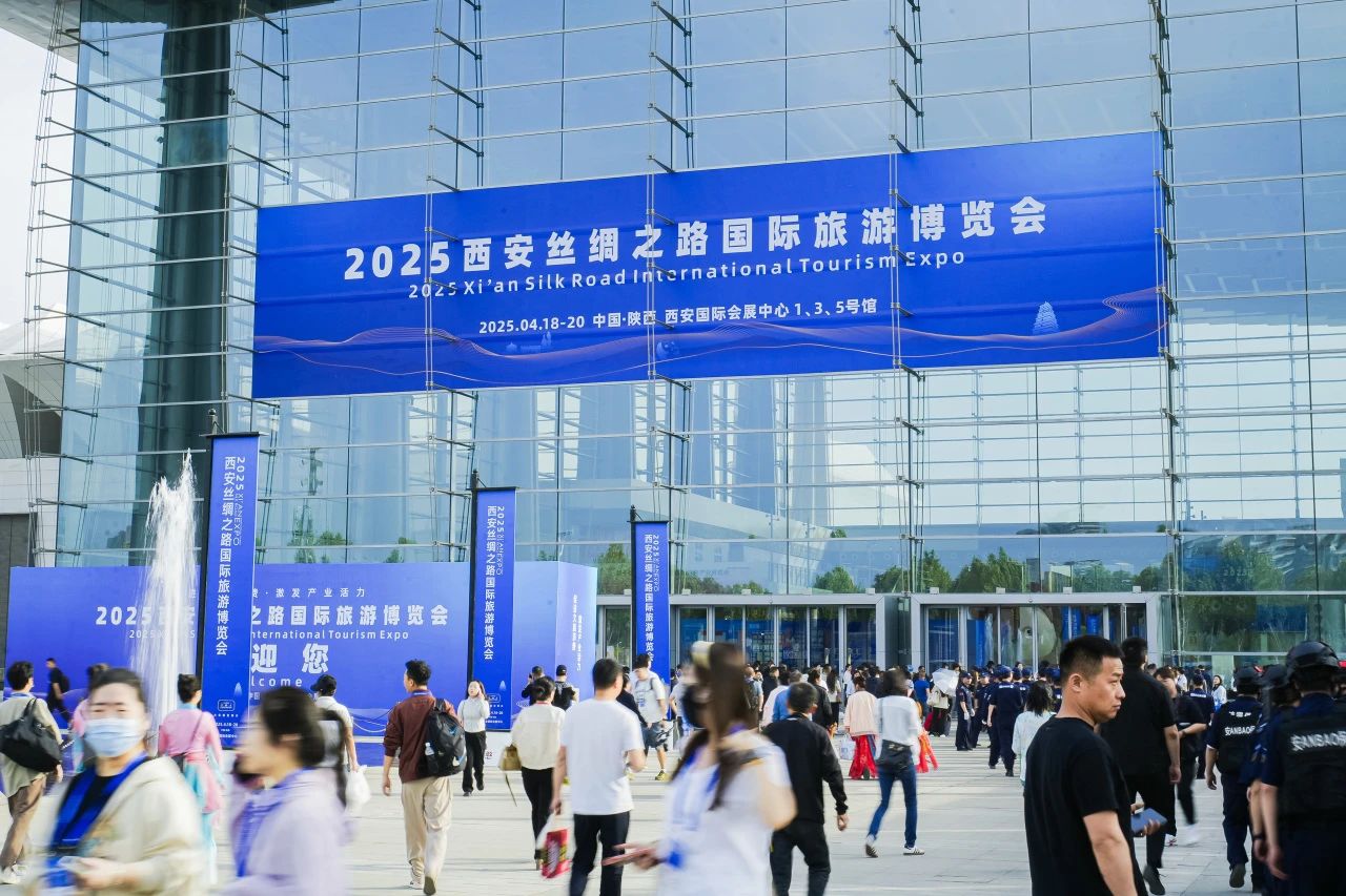 安逸号·熊猫专劣装开进”2025西安丝路旅博会！四川尊龙集团官网打造“移动的天府会客厅”