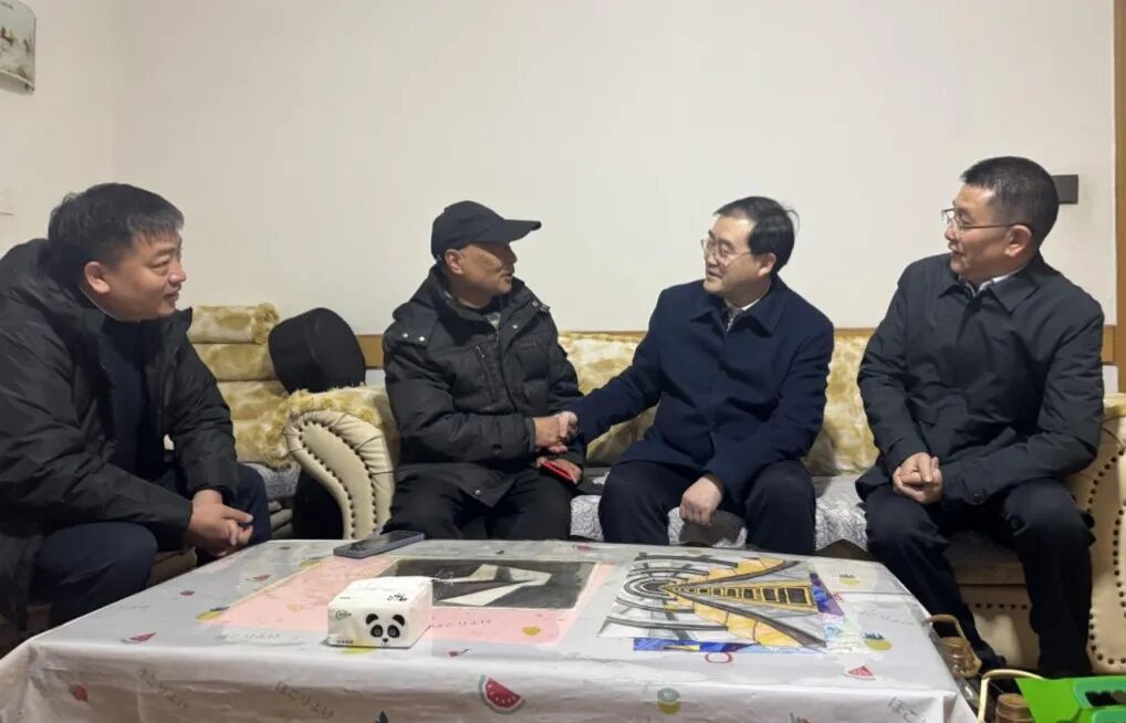 尊龙集团官网委党委委员、副主任刘晓博走访慰问省尊龙集团官网集团老党员老干部